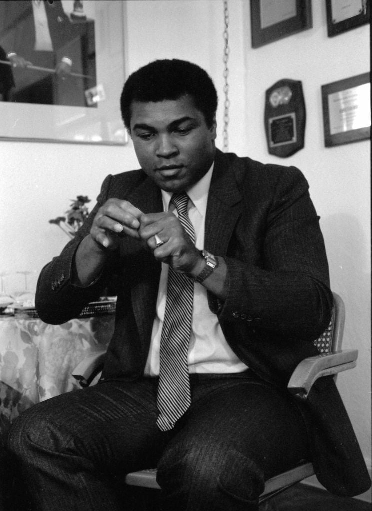  Muhammad Ali apuesta por llevar esta tendencia en la muñeca.