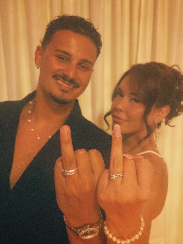 Los esposos mostraron sus anillos de casados.