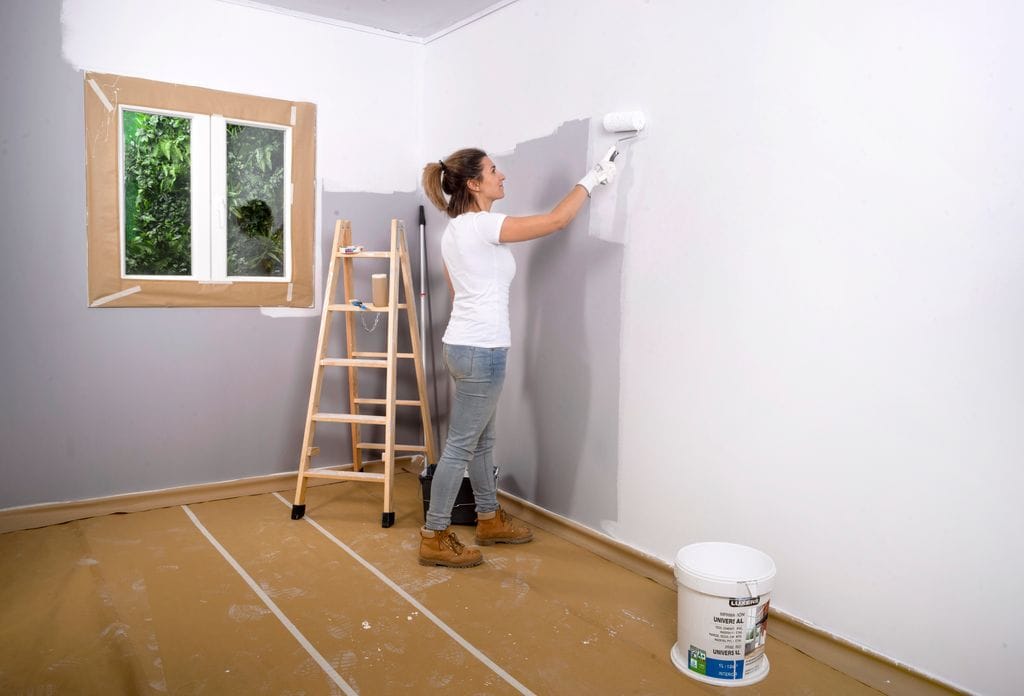 Imprimación antes de pintar las paredes de una casa