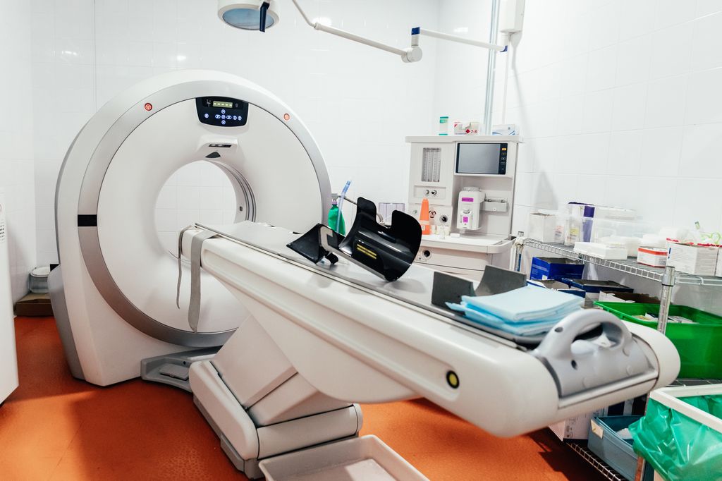 El análisis comenzó en máquinas de RM como esta para comprobar si los perros las contaminaban. La sorpresa fue que los humanos presentaban una carga bacteriana mayor.