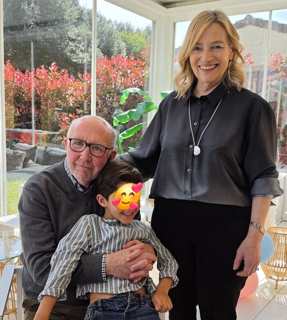 Los felices abuelos en la celebración de 5 años del pequeño Miki