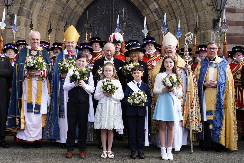 Foto de grupo que se han hecho a las puertas del templo con motivo de la misa de Jueves Santo