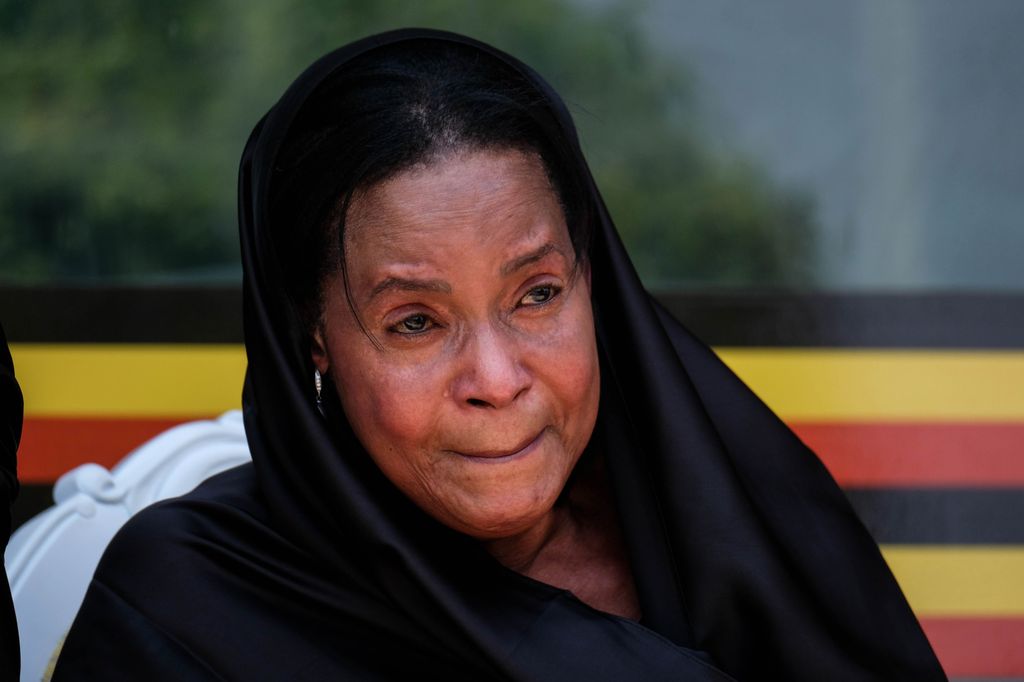 La reina madre Best Kemigisa espera desolada la llegada de los restos mortales de su hijo, el rey Oyo Rukidi IV