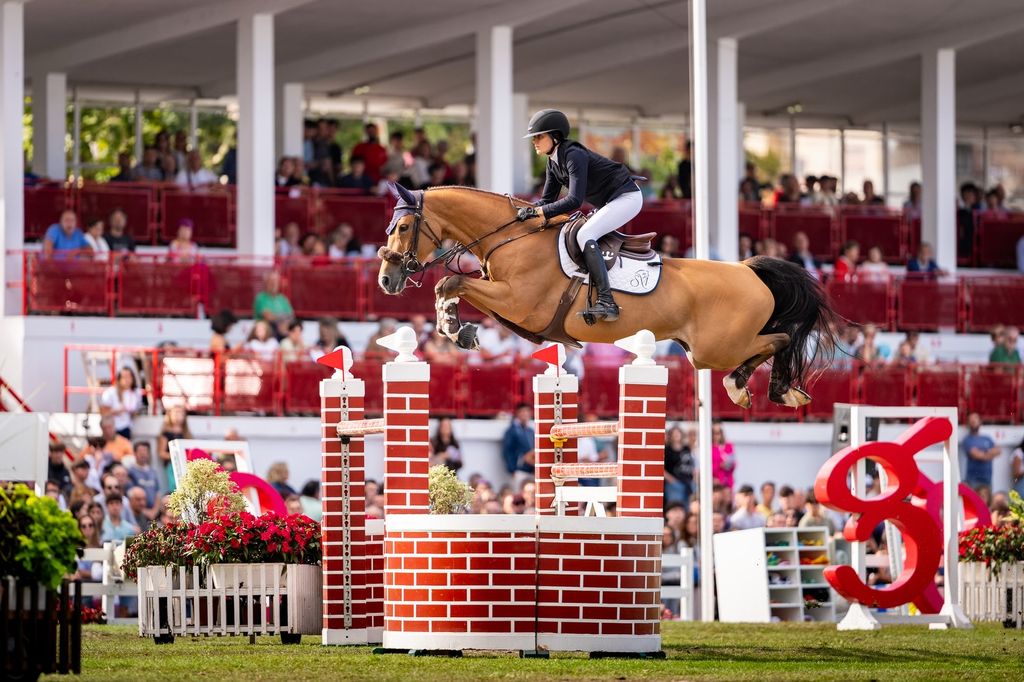 Sira Martínez, hija de Luis Enrique, ha hecho de la hípica su gran pasión y compite en salto de obstáculos