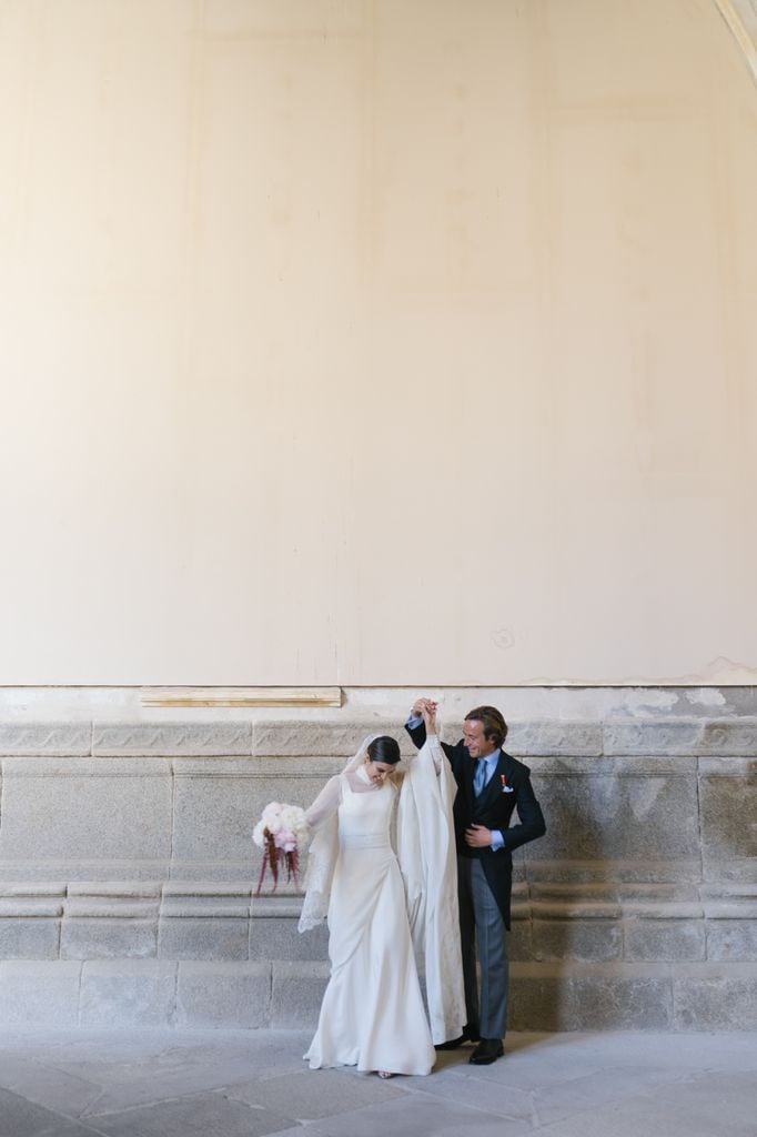 Look de novia viral de Inés Martín Alcalde con mantilla y collar de perlas