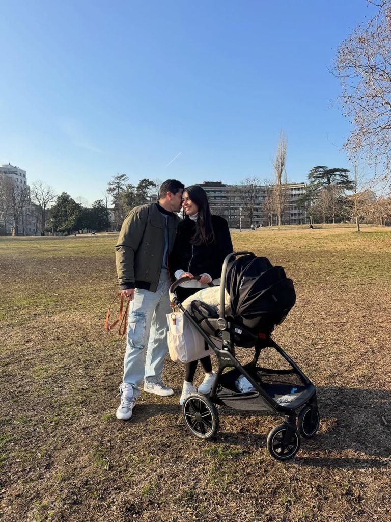 La primera imagen de la feliz pareja junto a su recién nacido