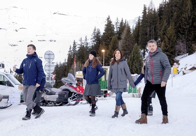 Federico de Dinamarca y Mary de Dinamarca con sus cuatro hijos