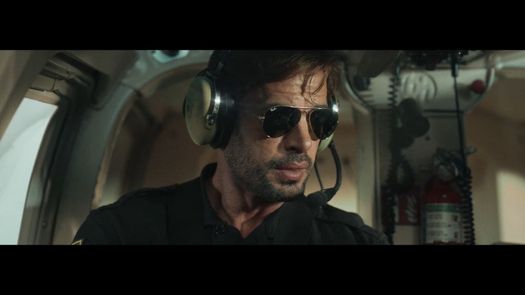 William Levy interpreta al capitán Mario Torres, un experimentado piloto militar.