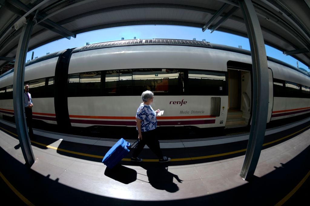 mujer a punto de coger el tren