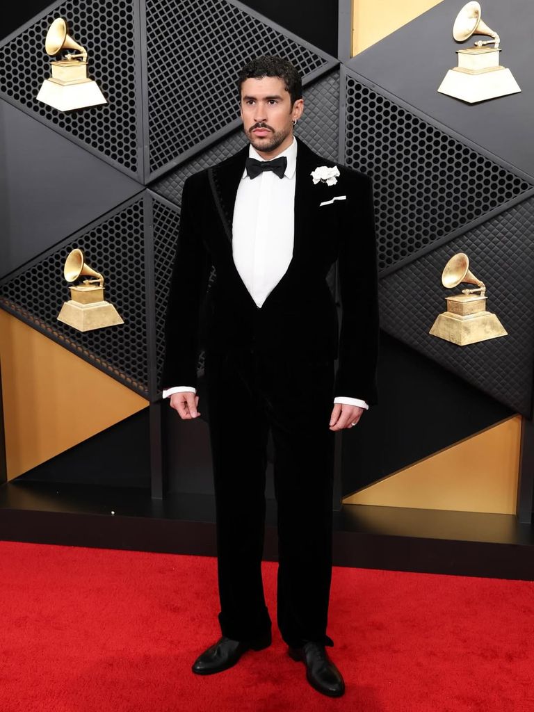 Bad Bunny vestido de Schiaparelli en los Grammy