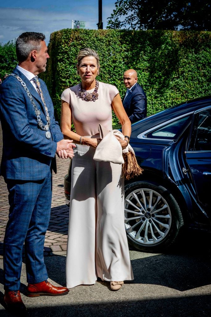 Queen Maxima visita la ciudad de Zevenbergschen Hoek luciendo un impresionante collar