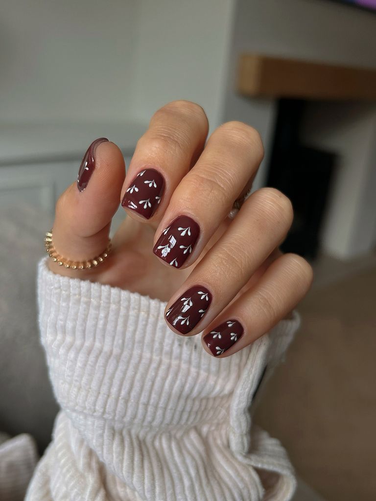 Manicura detalles florales marron