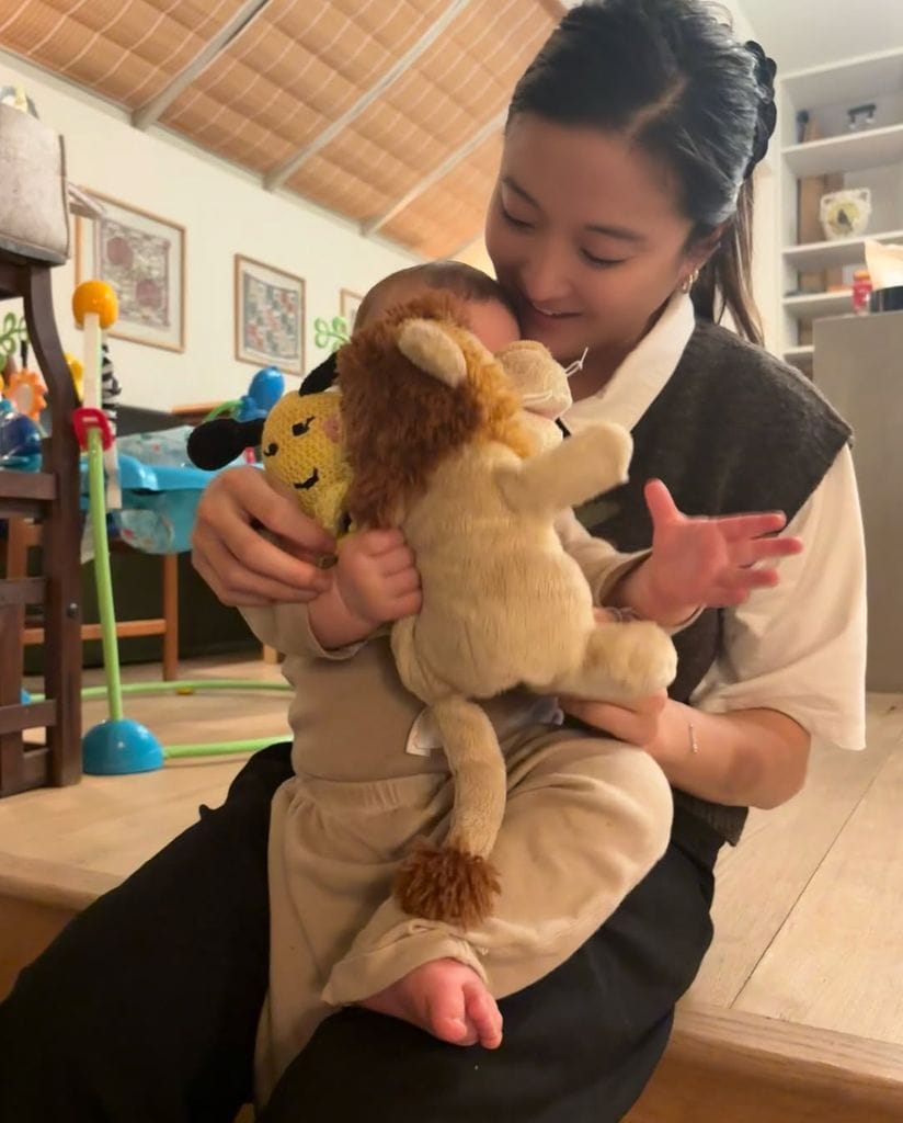 Ashley disfrutando de un rto de juegos con Tove Jane