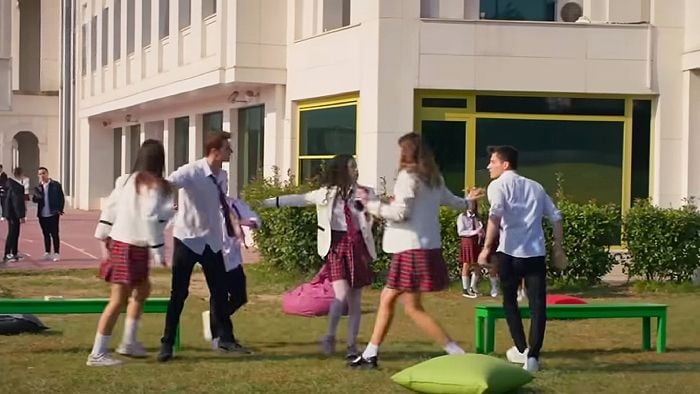 'Hermanos': Elif se pelea con Sarp y Berk entra a defenderla
