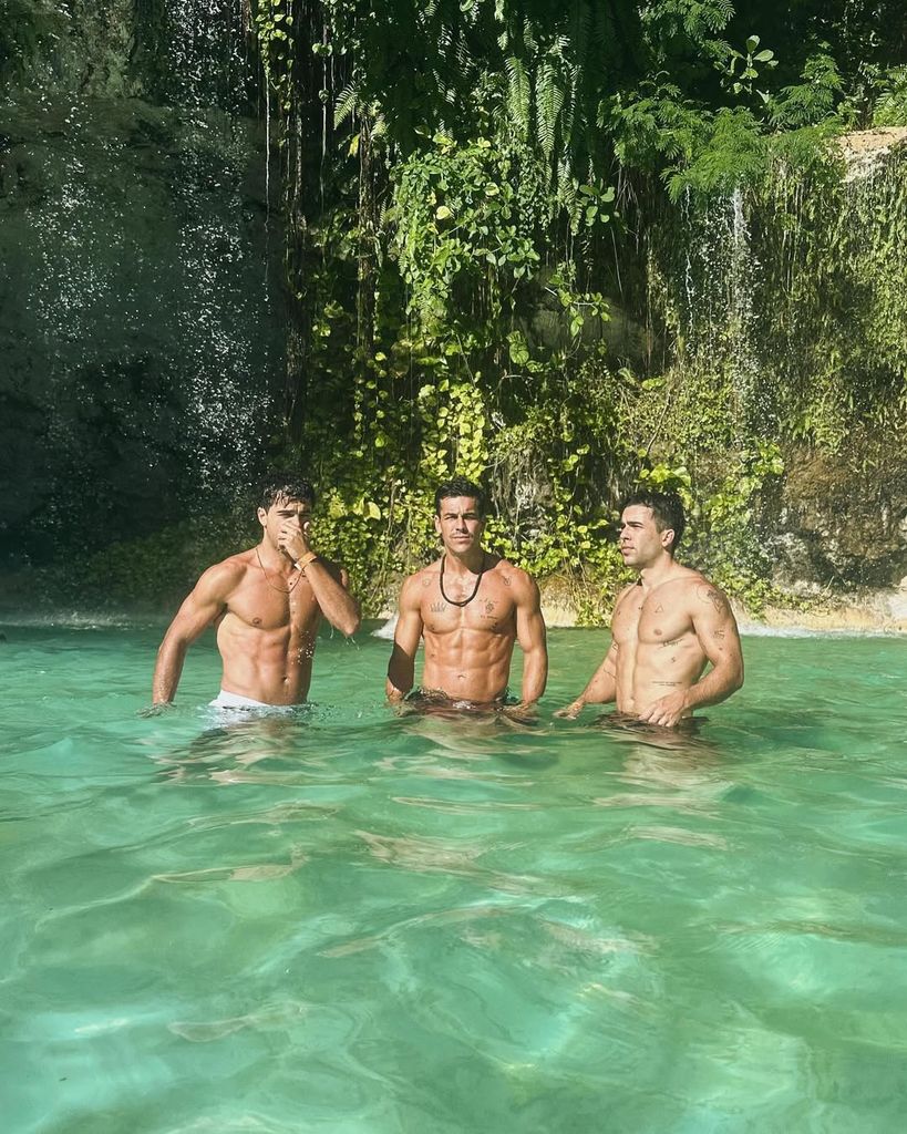 Mario Casas y sus hermanos