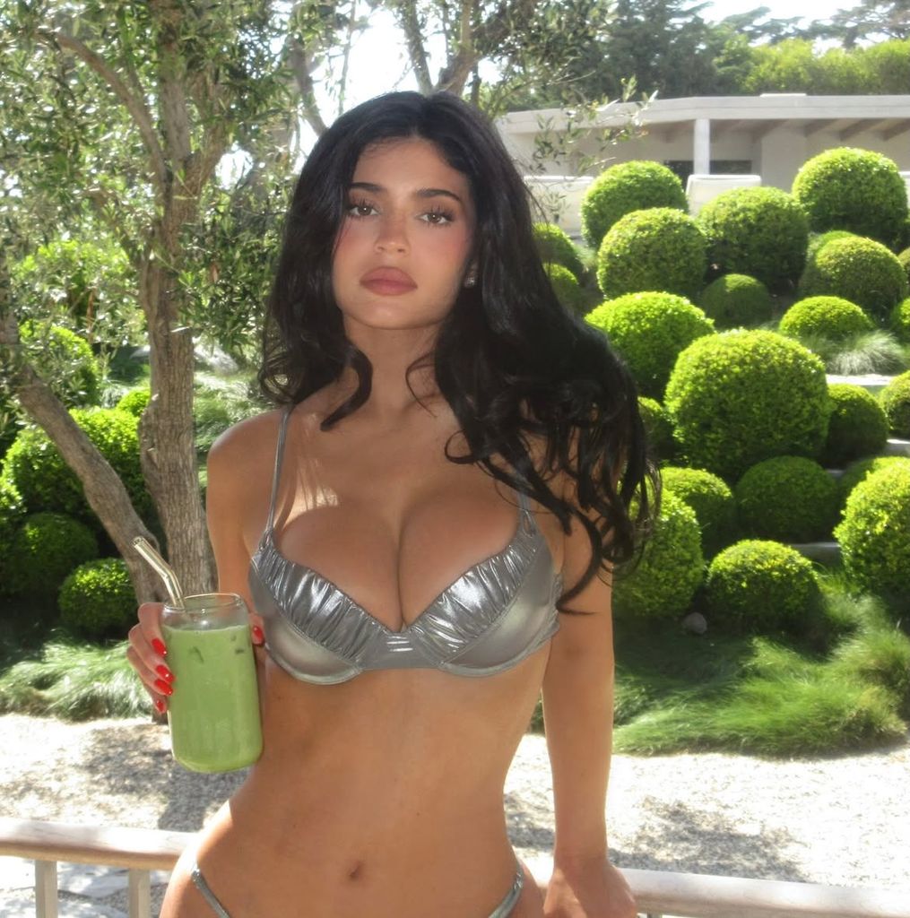 kylie jenner con un zumo y manicura roja