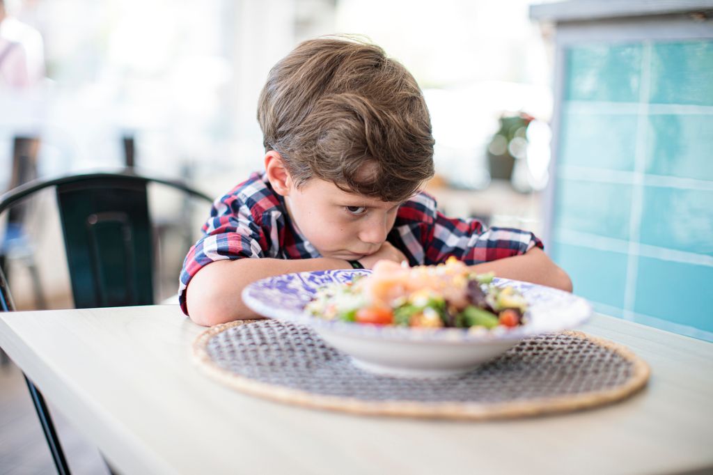 Niño mostrando rechazo por el plato de comida
