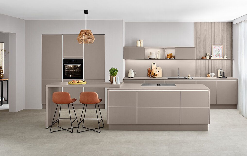 Cocina con muebles de color neutro