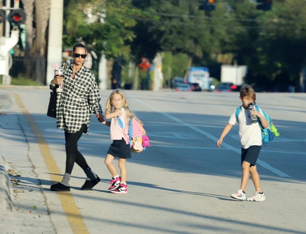 Anna Kournikova fue fotografiada hace un par de días con sus hijos Mary y Nicholas.
