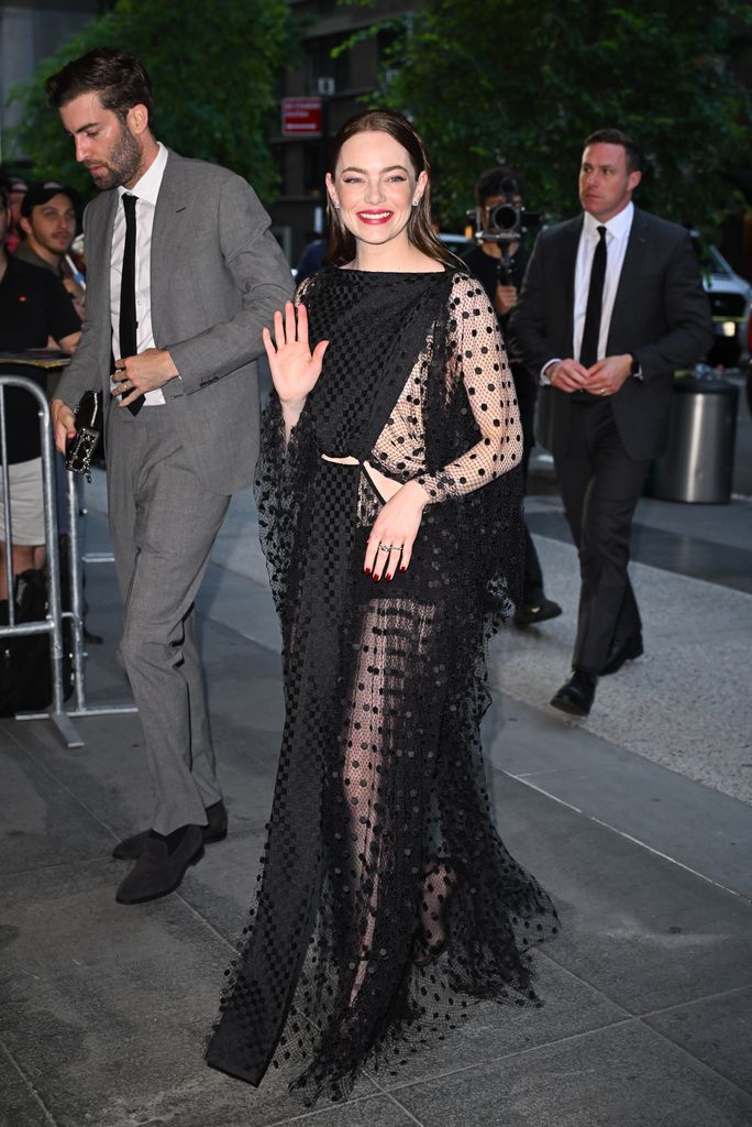 Emma Stone con vestido de transparencias en Nueva York
