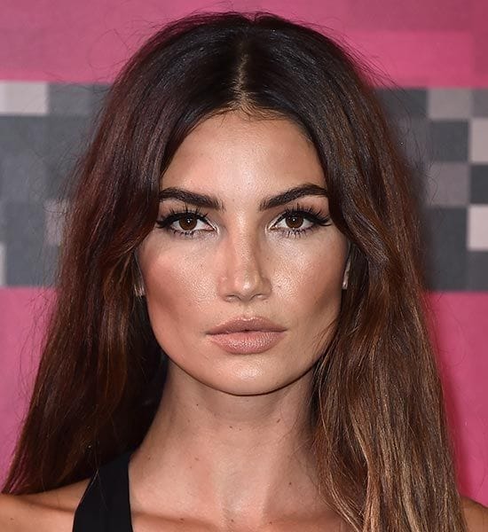 Otra propuesta que nos hace viajar en el tiempo. Esta vez, de mano de Lily Aldridge, que nos propone un maquillaje en tonos marrones en el que destacan sus cejas, gruesas y perfectamente perfiladas; sus ojos, con sombras en color chocolate, enmarcados con eyeliner negro y pestañas postizas; y sus pómulos, trabajados con la técnica del contouring. En sus labios, un tono nude.
