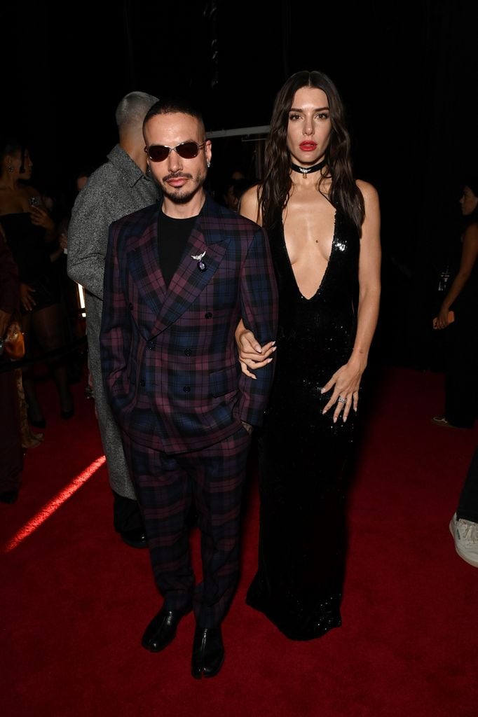  J Balvin and Valentina Ferrer caminan juntos la alfombra roja de los VMAs.