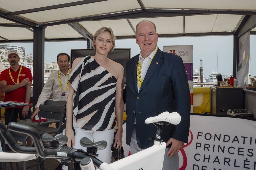 Alberto y Charlene de Mónaco en una etapa del tour de Francia el 21 de julio de 2024