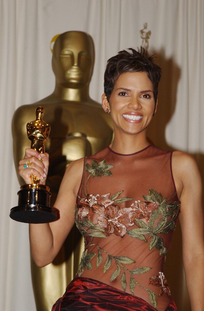 El histórico vestido de Halle Berry al ganar el Oscar en 2002