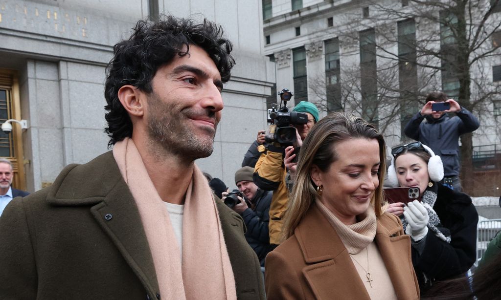Justin Baldoni era fotografiado sonriente y feliz junto a su esposa, Emily, a la salida de la corte, pese a no haber llegado a un acuerdo