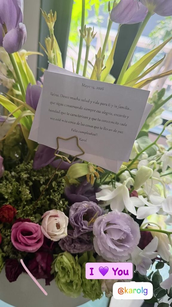 Karol G envió un lindo arreglo de flores a Anahí por su cumpleaños. 