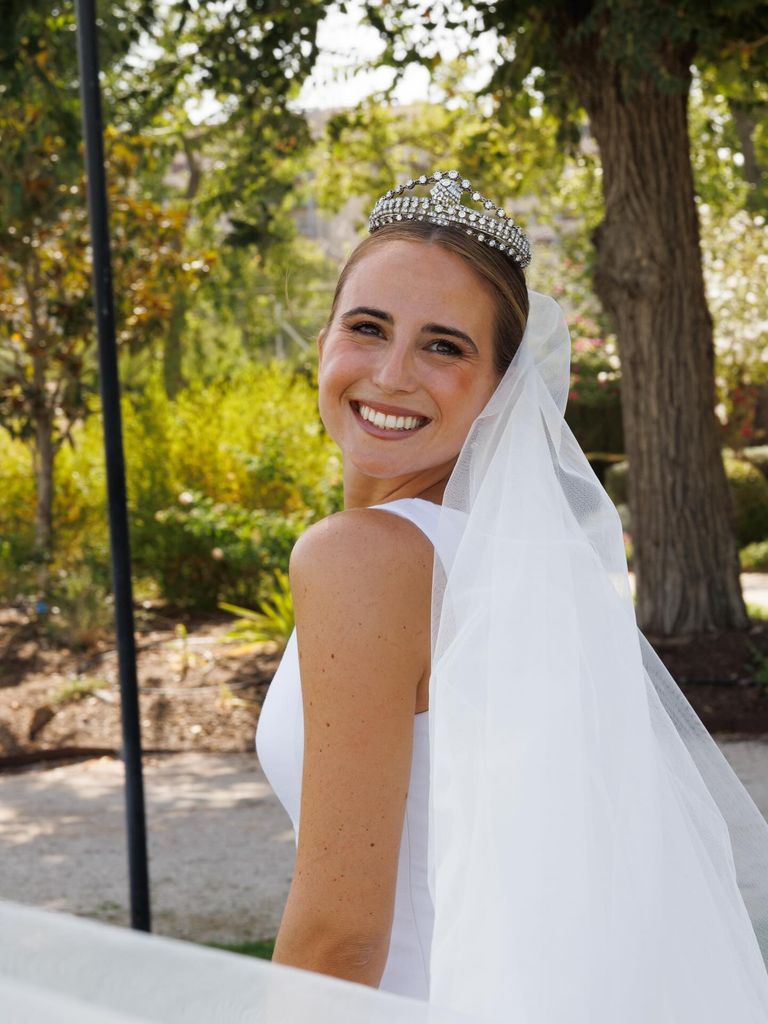 Novias con tiara y moño clásico