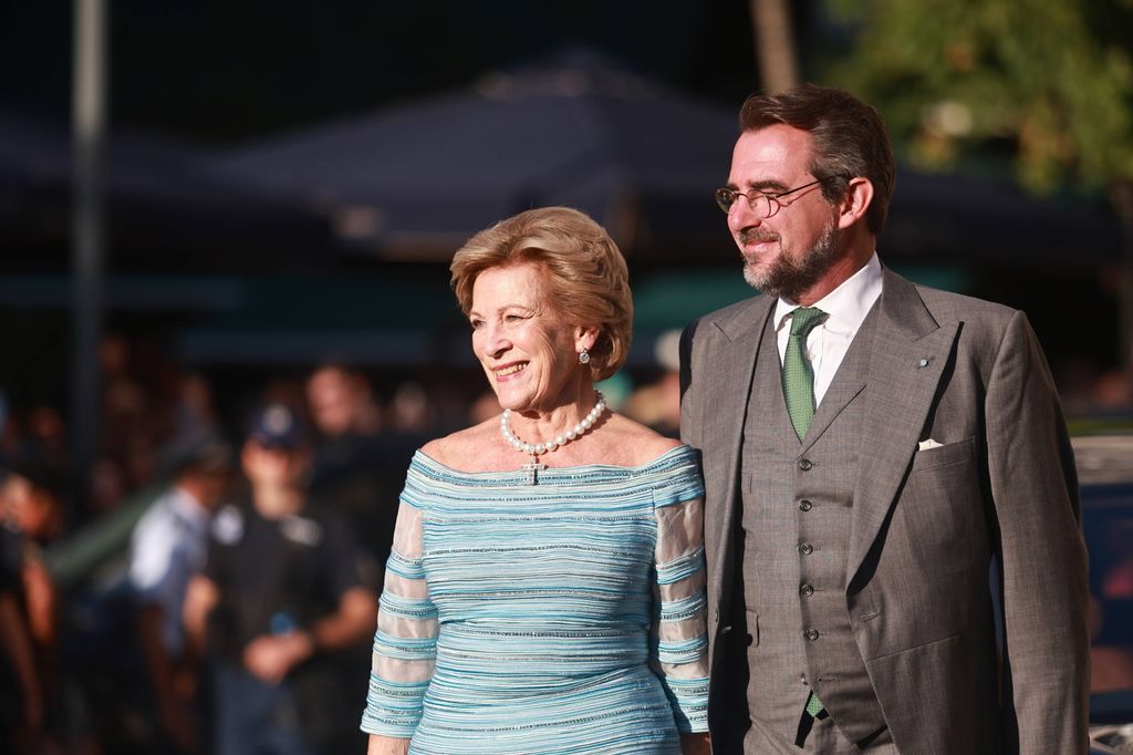 La reina Ana María de Grecia y el príncipe Nicolás durante la boda de Teodora de Grecia y Matthew Kumar en Atenas en septiembre de 2024