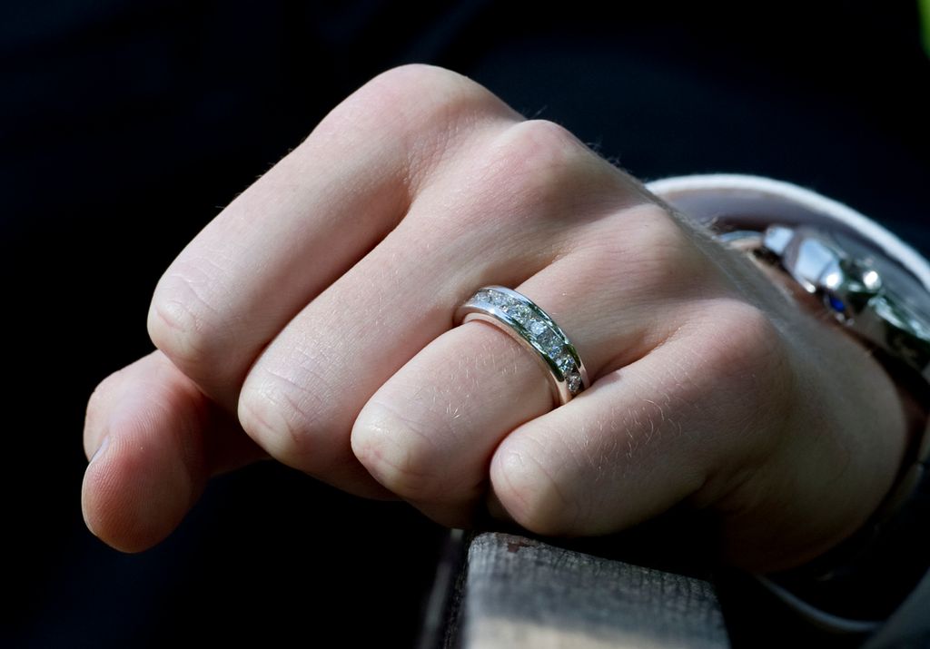 Anillo y reloj en una mano de hombre