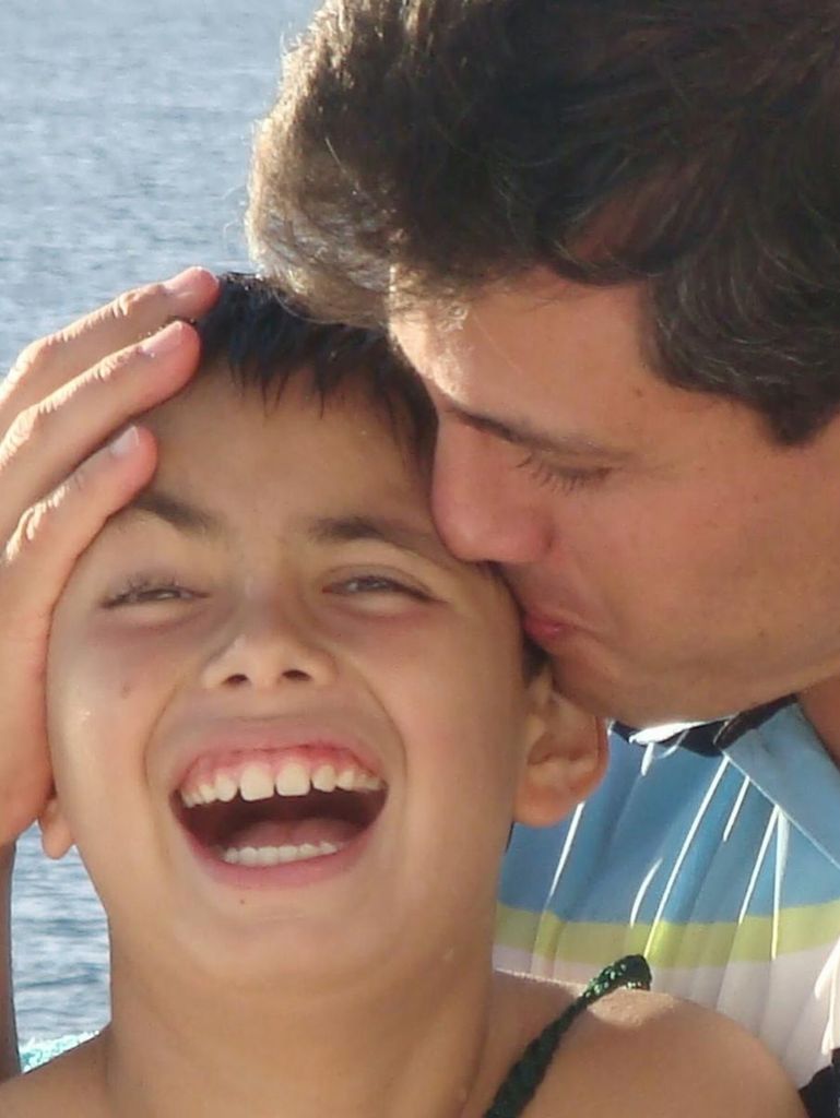 Alejandro Peña mostró esta tierna postal de su infancia junto a su padre.