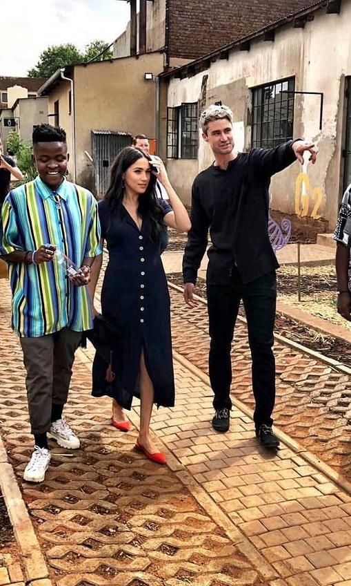 meghan markle con vestido camisero de largo midi de aritzia