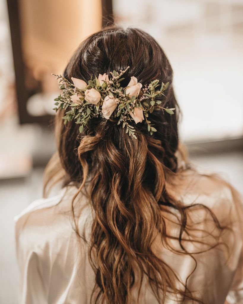 Semirrecogido con flores para novias tocado