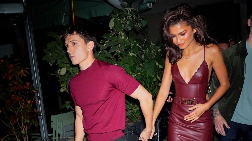 Plano entero de Zendaya y Tom Holland con looks coordinados