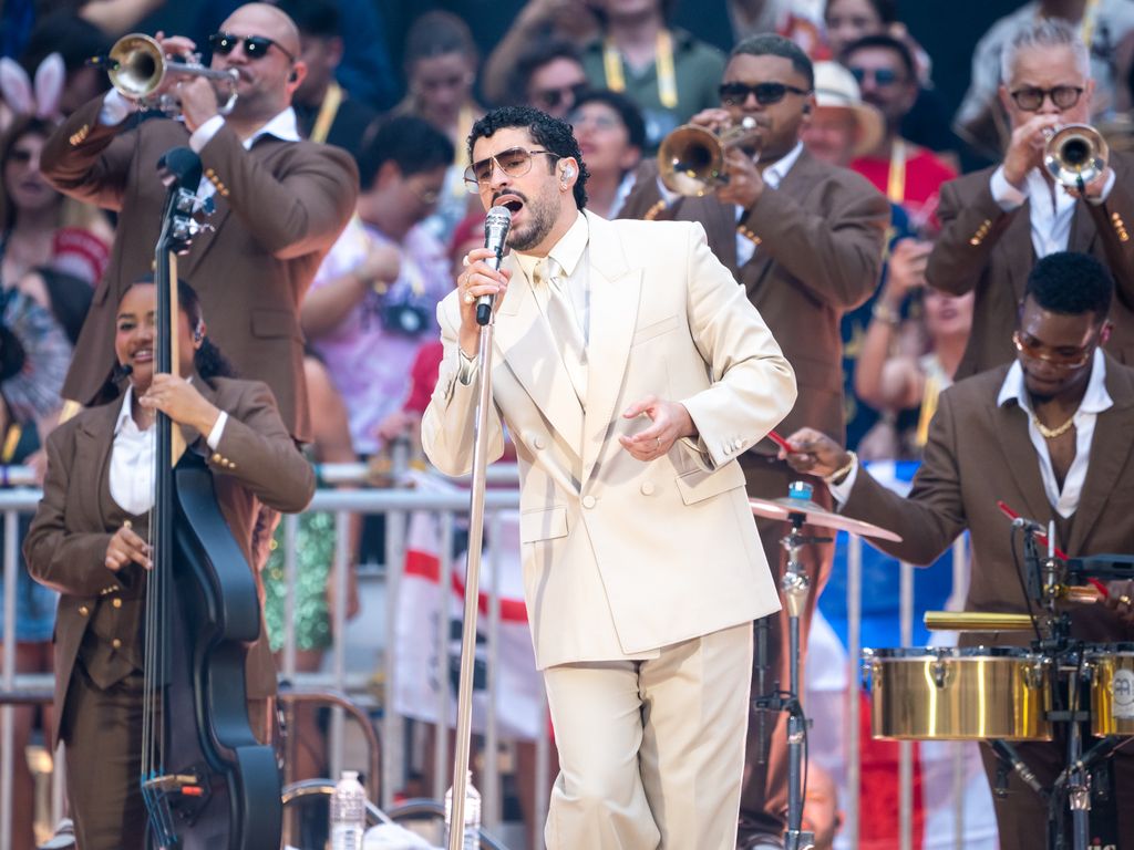 Bad Bunny en su concierto de su gira "Debi Tirar Mas Fotos" World Tour" en el Tottenham Hotspur Stadium de Londres el 27 de junio.