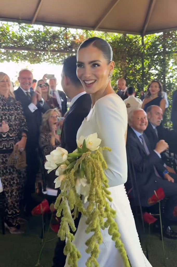 Andrea Duro vestida de novia a su entrada en la ceremonia