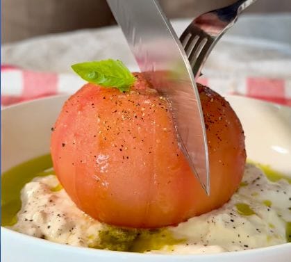 Este tomate relleno es perfecto para tomar como entrante o cena ligera.
