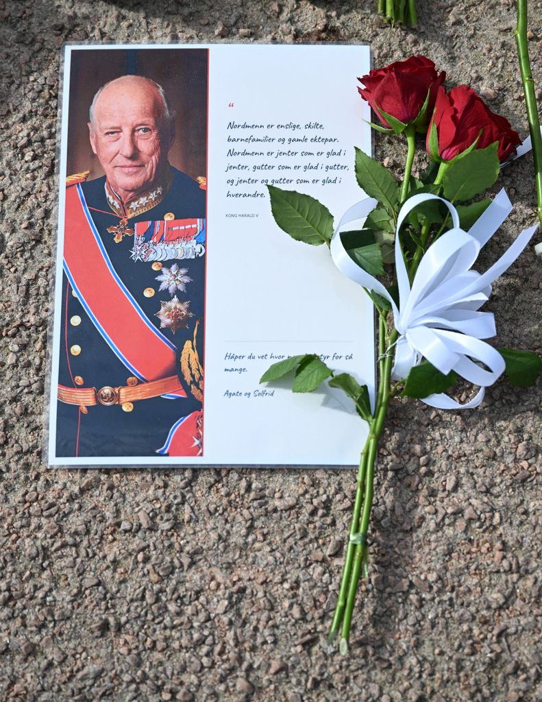 Los ciudadanos noruegos homenajean al rey Harald
