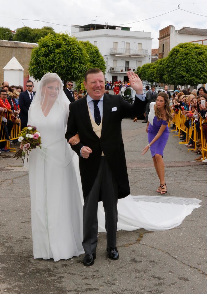 Marta Cadaval con su padre César Cadaval durante su boda con Jaime Narváez Mendo en Real de la Jara, Sevilla.
