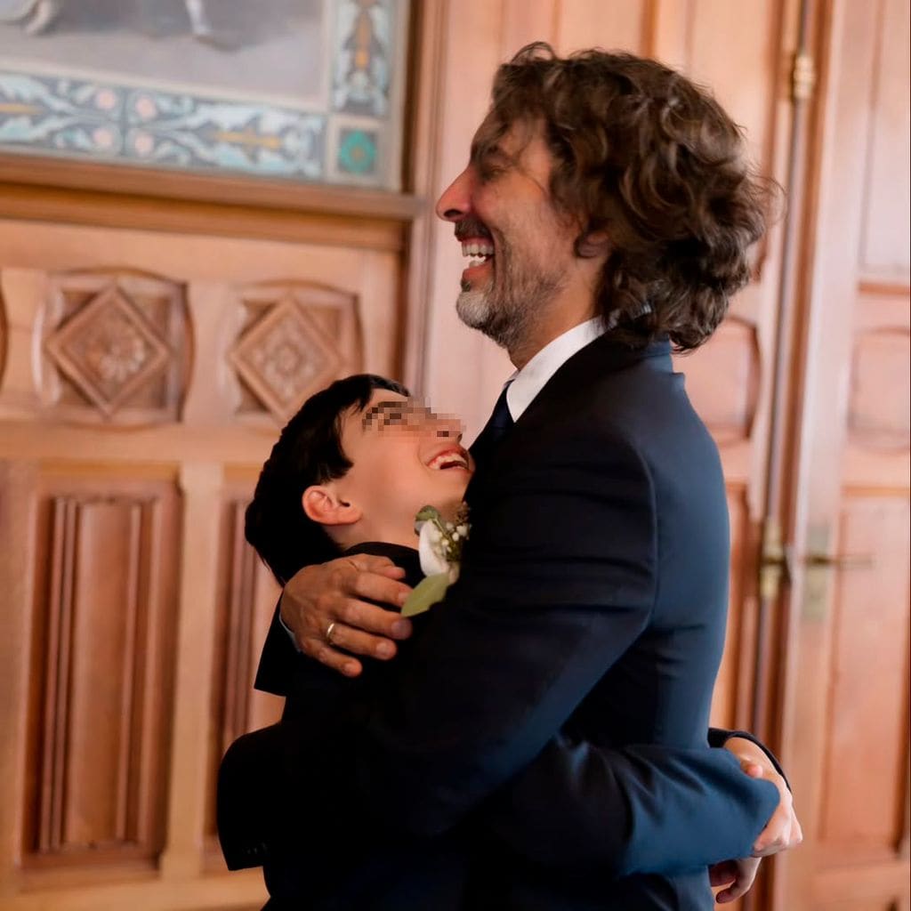 Carlo Ponti abraza al hijo de su esposa, Mariam Sharmanashvili, el día de su boda