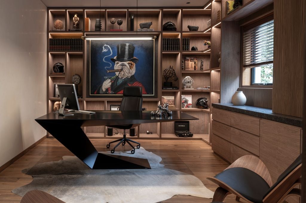 Gran presencia de madera en una oficina en casa 