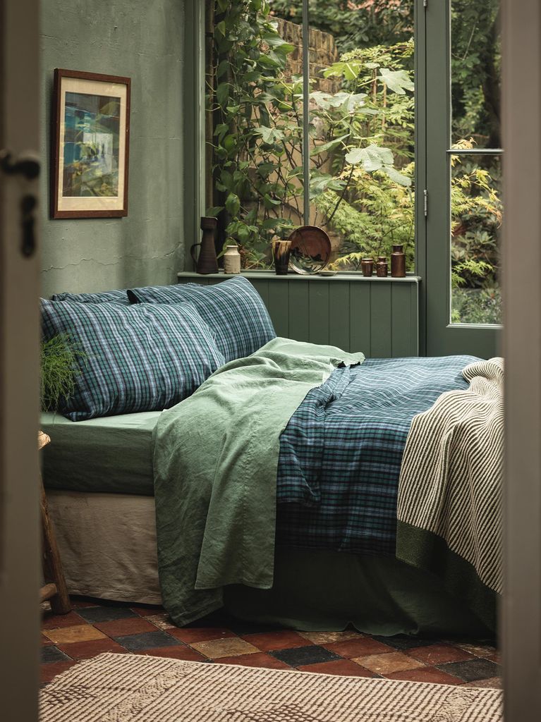 Dormitorio vestido en verdes y azules