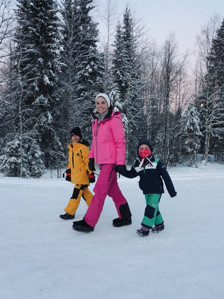 Tania Rincón y sus 2 hijos, Amelia y Patricio.