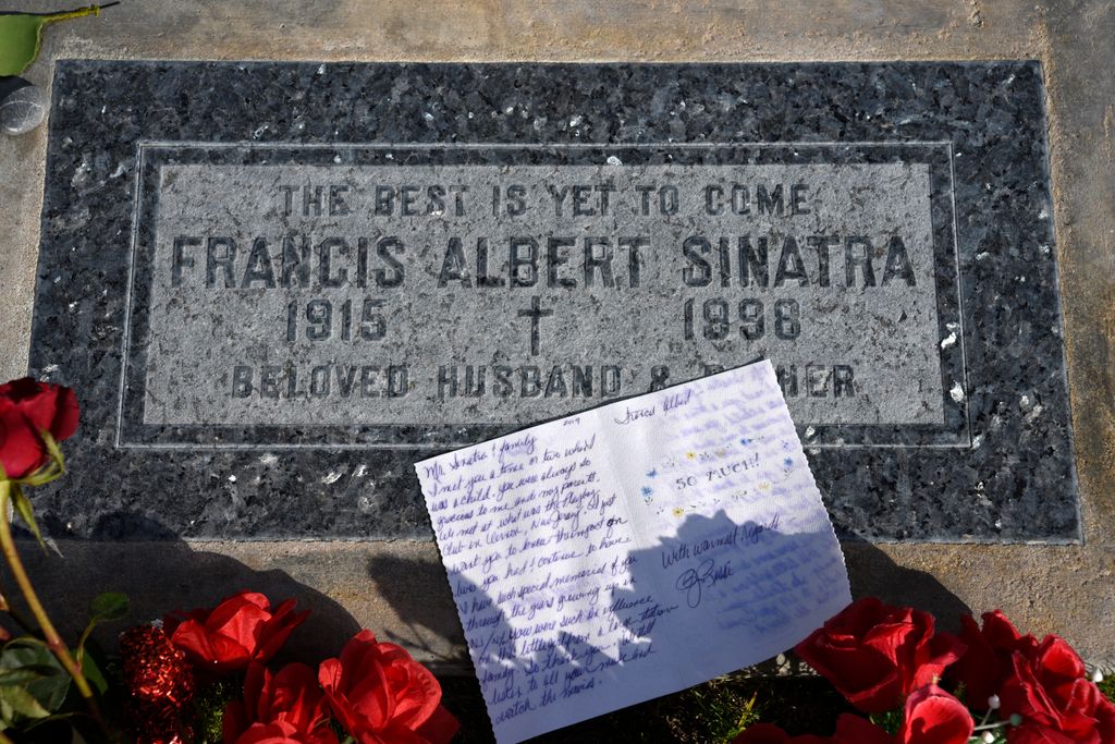 Durante años, la lápida de Frank Sinatra llevó grabada una frase tan optimista como simbólica: "The Best Is Yet to Come" ("Lo mejor esta por venir"), el título de una de sus canciones más recordadas y una despedida muy acorde con su leyenda
