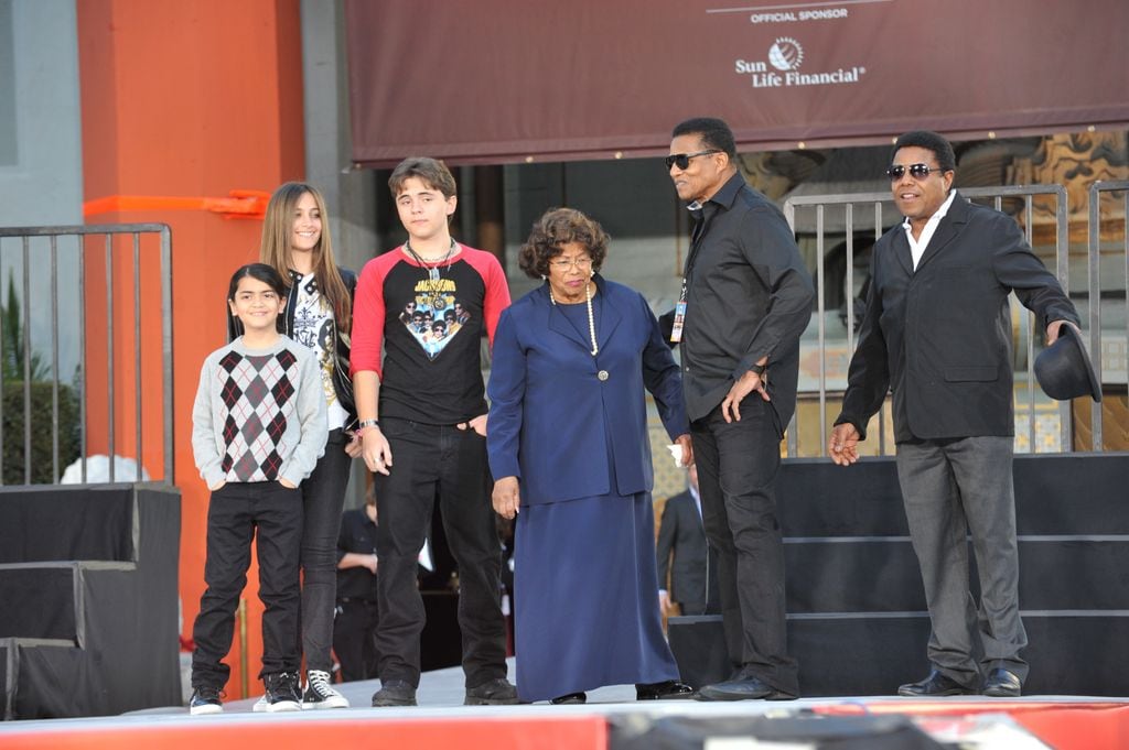 Los hijos de Michael Jackson, Tito y Jackie Jackson y Katherine Jackson en Los Ángeles, 2012