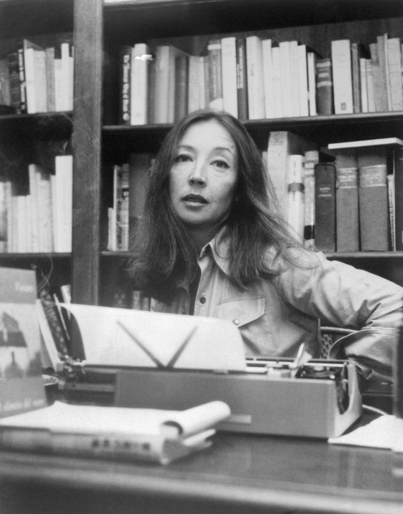 Oriana Fallaci con su máquina de escribir