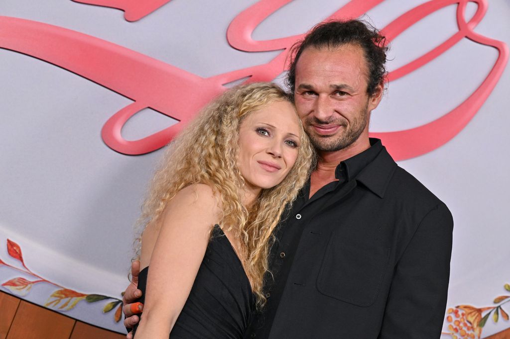 Juno Temple junto a su marido, Michal Szymanski, en la premiere de 'Fargo' en 2023